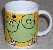 Tasse Turnschuhkatze mit gelben Hintergrund